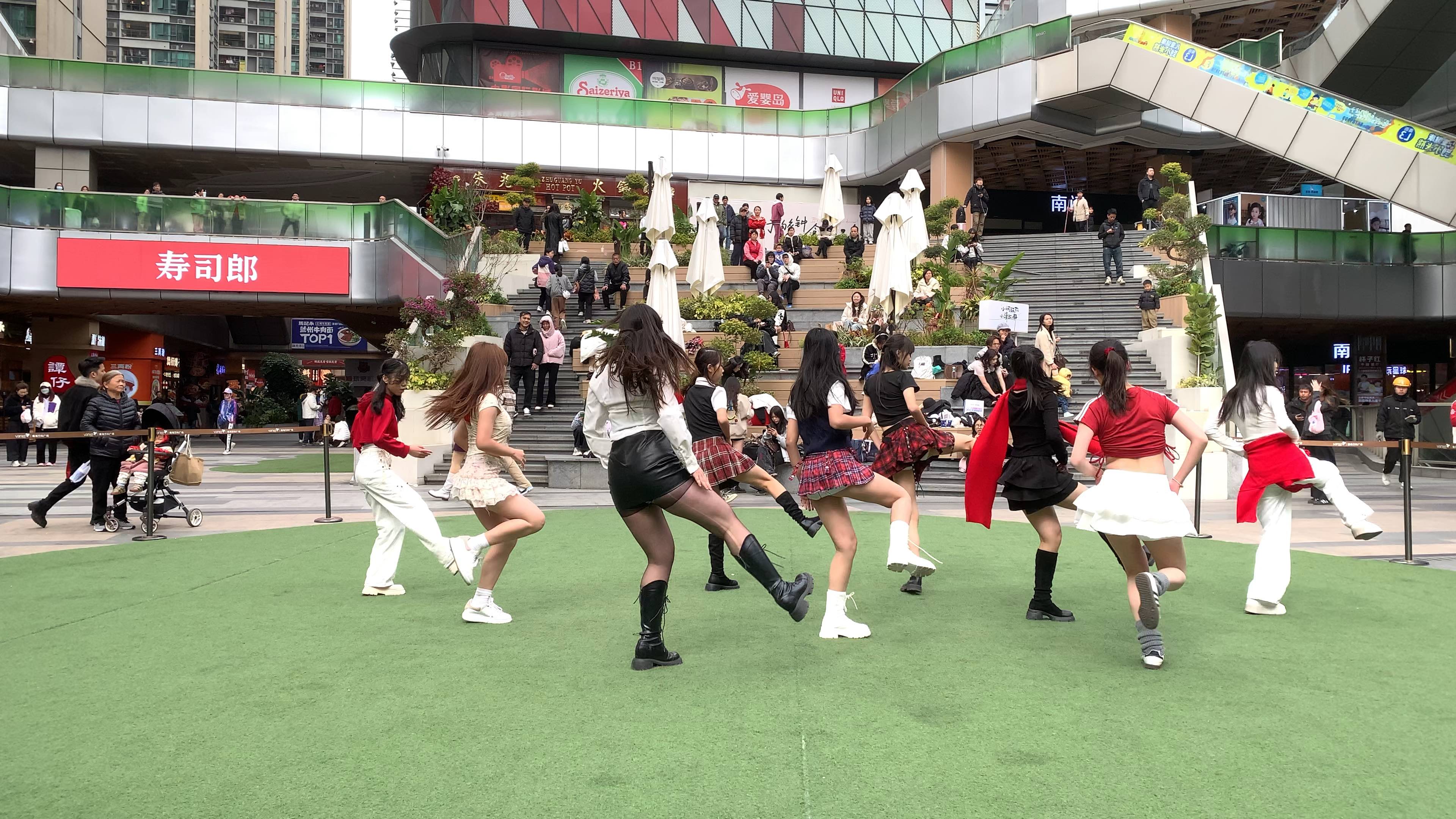 现场尬舞：比赛现场的趣味互动瞬间