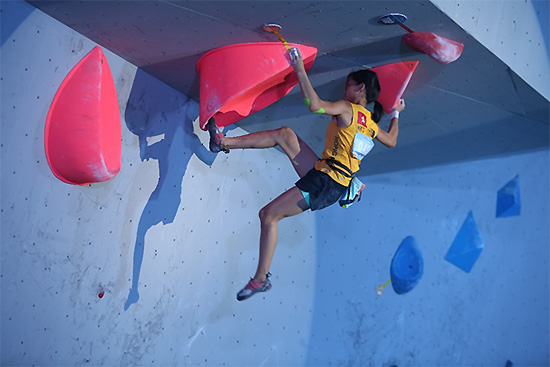 青年攀岩锦标赛，攀向新高度