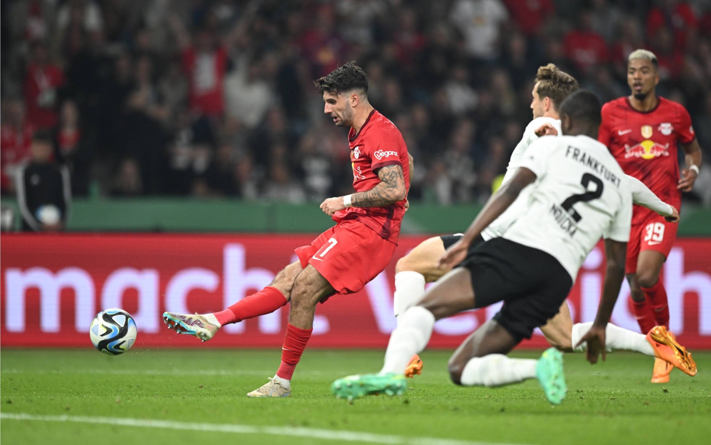 开云体育下载网页版-德甲关键战，数据分析揭示中场控制和攻防转换的核心策略的简单介绍